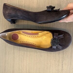 Custom Made Women 7.5 EU 38 Brown Suede Bow Beaded Medallion Kitten Heel Pumps